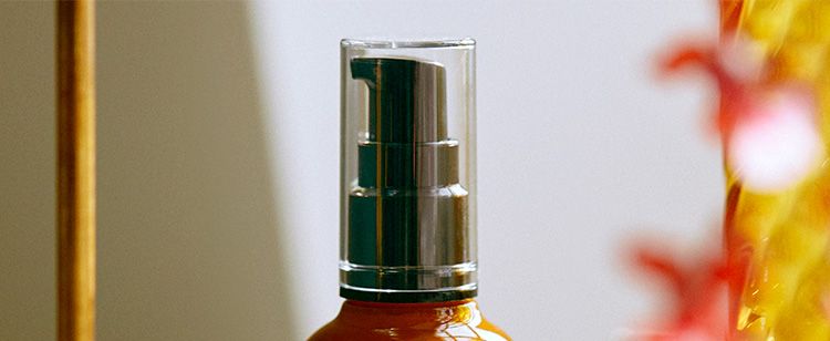 N
organic
Balancing Essence Milk
赤み鎮静
肌荒れ
シミ予防 ®
大人ニキビ
乾燥
*こちらの製品は本品です。
Nオーガニックの新しい薬用美容乳液は、
*4
*5
1本3役! Wの有効成分配合 4 で、 美白
ケアしながら、 肌荒れや、ニキビ予防 ※1
もできるんです!
※1 Basic ミルク: ニキビ・肌あれ・シミなど有効成分が持つ効能の範囲での肌状態 ※2 肌荒れ防止のこと
※3美容液、クリーム、 乳液の役割 ※4 ビタミンC誘導体・グリチルリチン酸ジカリウム
※5 メラニンの生成を抑え、シミ・そばかすを防ぐ
