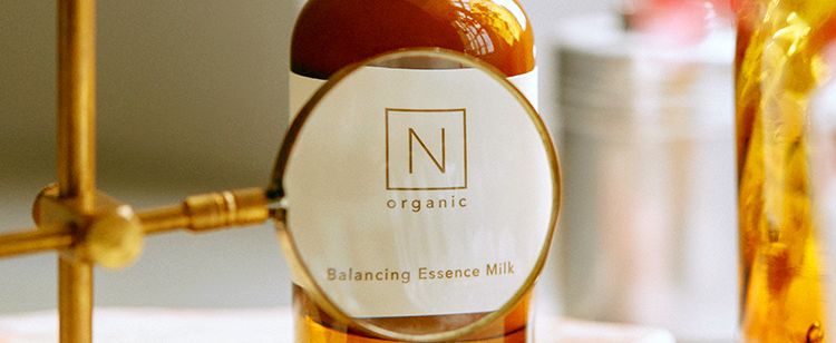N
organic
Balancing Essence Milk
赤み鎮静
肌荒れ
シミ予防 ®
大人ニキビ
乾燥
*こちらの製品は本品です。
Nオーガニックの新しい薬用美容乳液は、
*4
*5
1本3役! Wの有効成分配合 4 で、 美白
ケアしながら、 肌荒れや、ニキビ予防 ※1
もできるんです!
※1 Basic ミルク: ニキビ・肌あれ・シミなど有効成分が持つ効能の範囲での肌状態 ※2 肌荒れ防止のこと
※3美容液、クリーム、 乳液の役割 ※4 ビタミンC誘導体・グリチルリチン酸ジカリウム
※5 メラニンの生成を抑え、シミ・そばかすを防ぐ