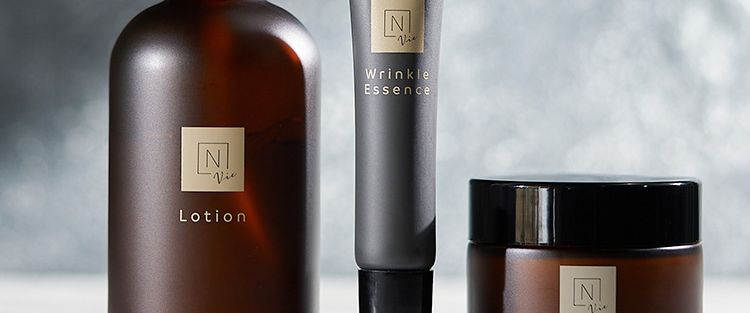 N 50代、女性特有のゆらぎ寄り添うエイジングケア®
目元・おでこ・口元・首 濃密保湿でご褒美ヶ